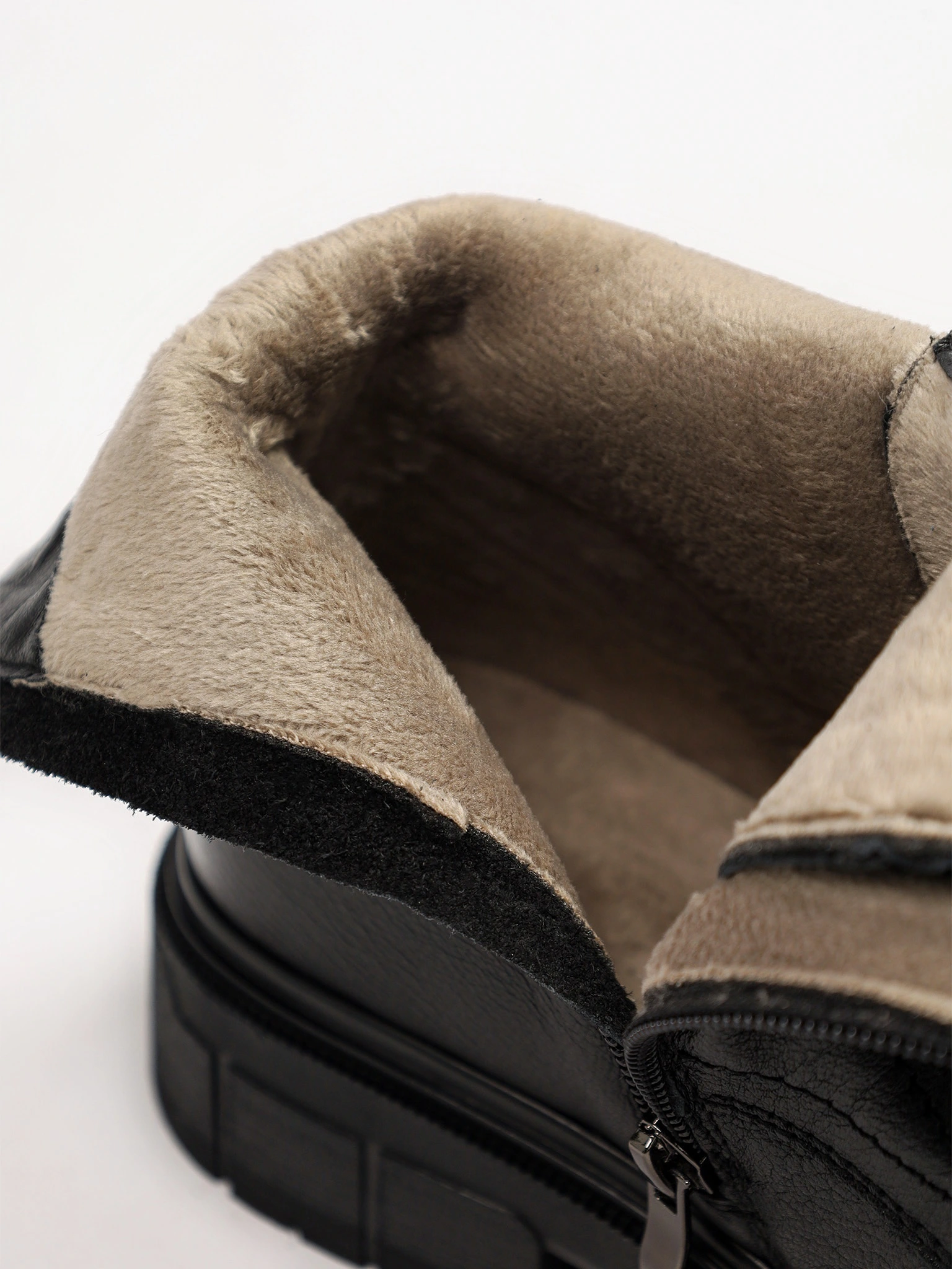 Ботинки-дерби черного цвета на рельефной подошве